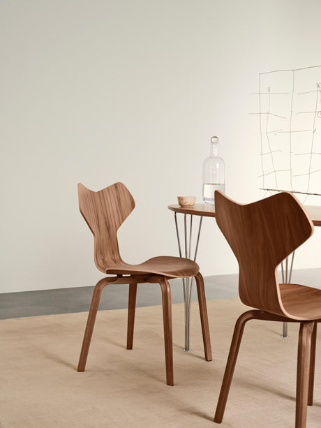 4130 Grand Prix med træben af Arne Jacobsen - Uden polstring / Farvet ask / Hvid - Jacobsen Plus