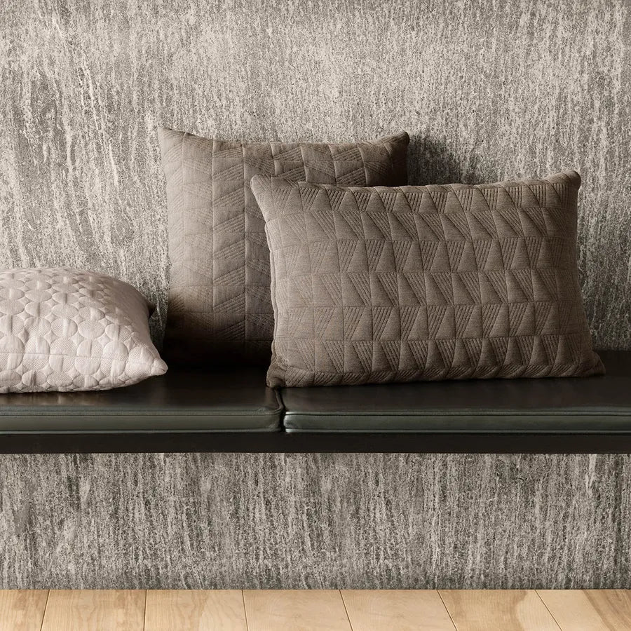 Trapez Pude 50x50 i earth brown af Arne Jacobsen