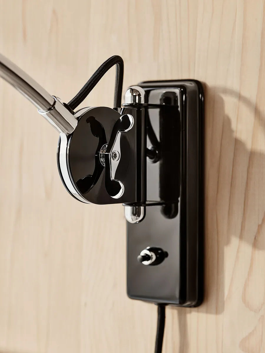 Kaiser Idell 6559-W væglampe fra Fritz Hansen