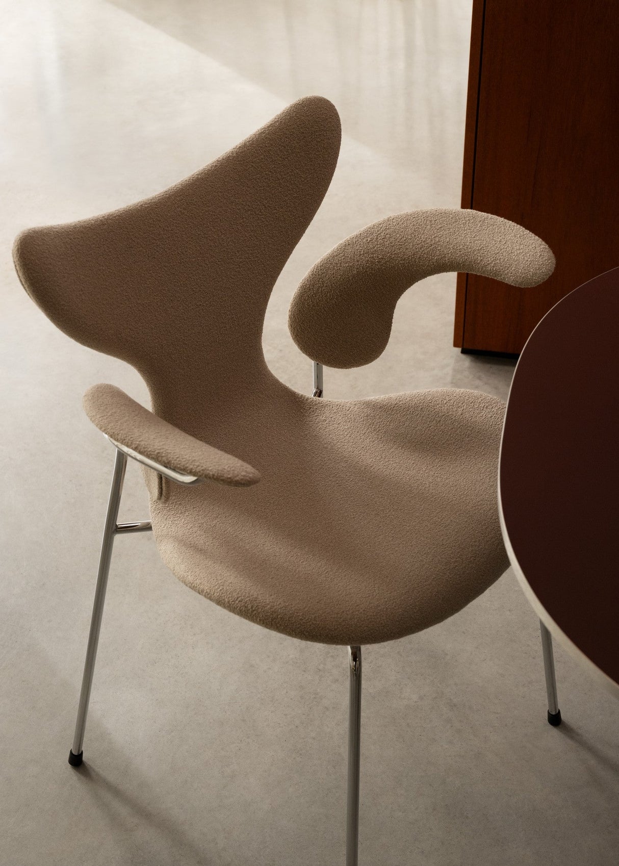 3208 Liljen med armlæn af Arne Jacobsen - 2 - Jacobsen Plus