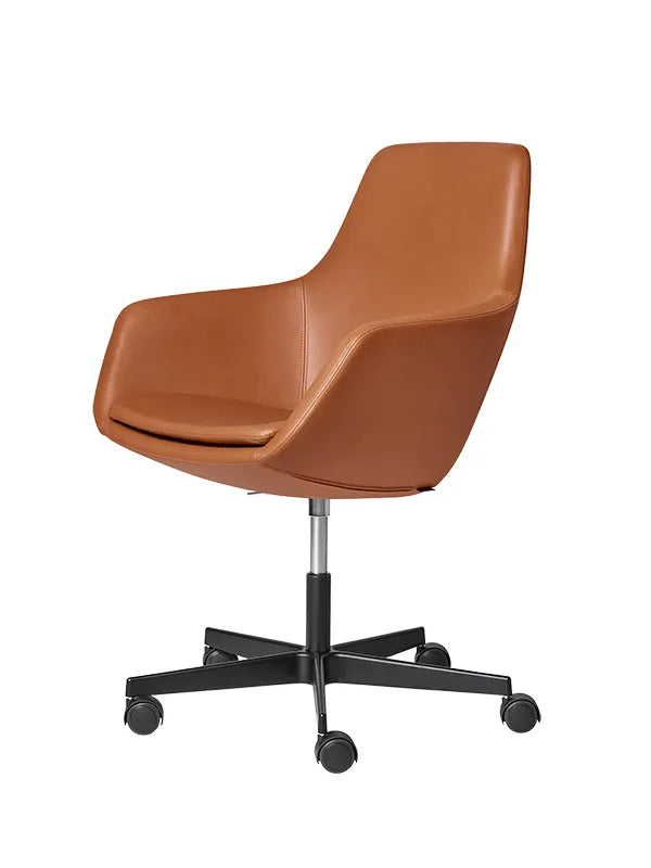 Lille Giraf Kontorstol af Arne Jacobsen - Grace læder, valnød / Sort pulverlakering - Jacobsen Plus