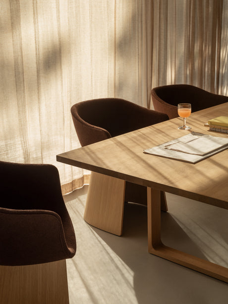 Fritz Hansen - Monolit spisebordsstol m. lave armlæn og finér base - Acca 0381 - Jacobsen Plus