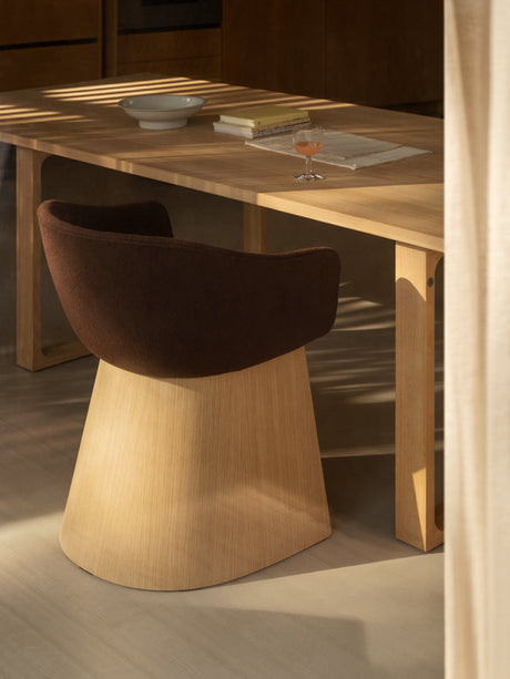 Fritz Hansen - Monolit spisebordsstol m. lave armlæn og finér base - Acca 0381 - Jacobsen Plus