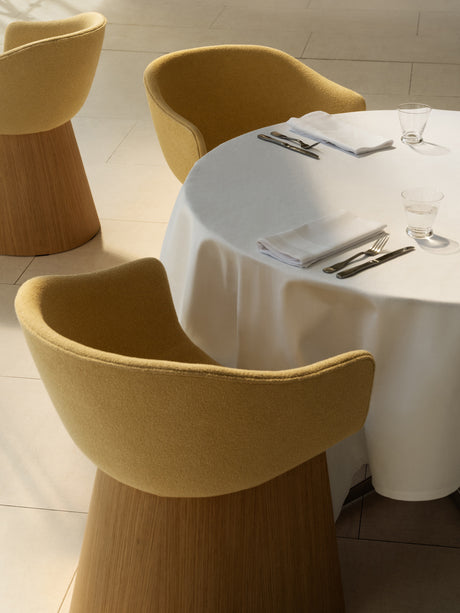 Fritz Hansen - Monolit spisebordsstol m. lave armlæn og finér base - Acca 0381 - Jacobsen Plus