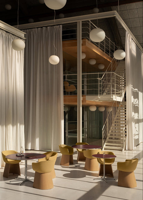 Piet Hein A622 cafébord, Ø75 cm fra Fritz Hansen - Rusty Red laminat m. alukant - Krom stel - Jacobsen Plus