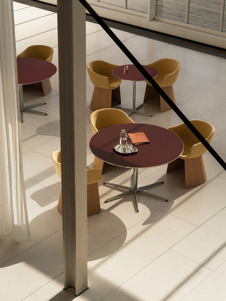Piet Hein A622 cafébord, Ø75 cm fra Fritz Hansen - Rusty Red laminat m. alukant - Krom stel - Jacobsen Plus
