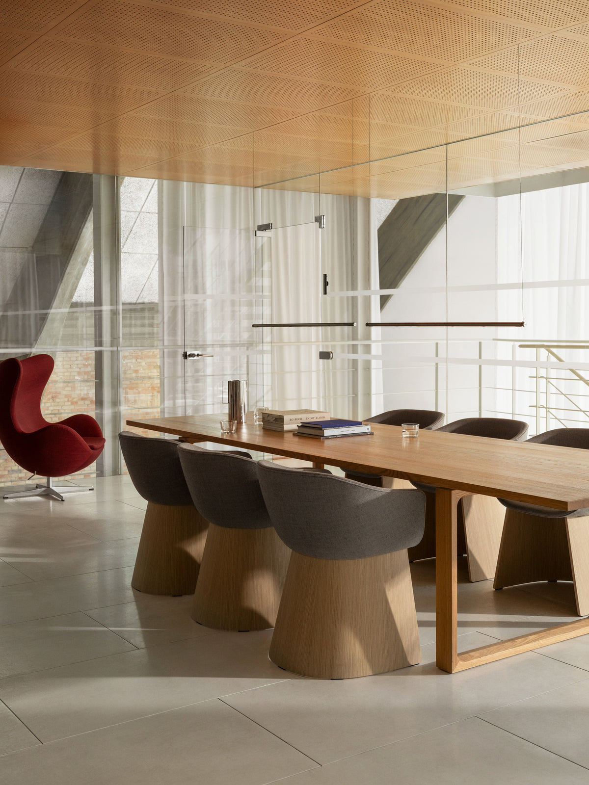 Fritz Hansen - Monolit spisebordsstol m. lave armlæn og finér base - 7 - Jacobsen Plus