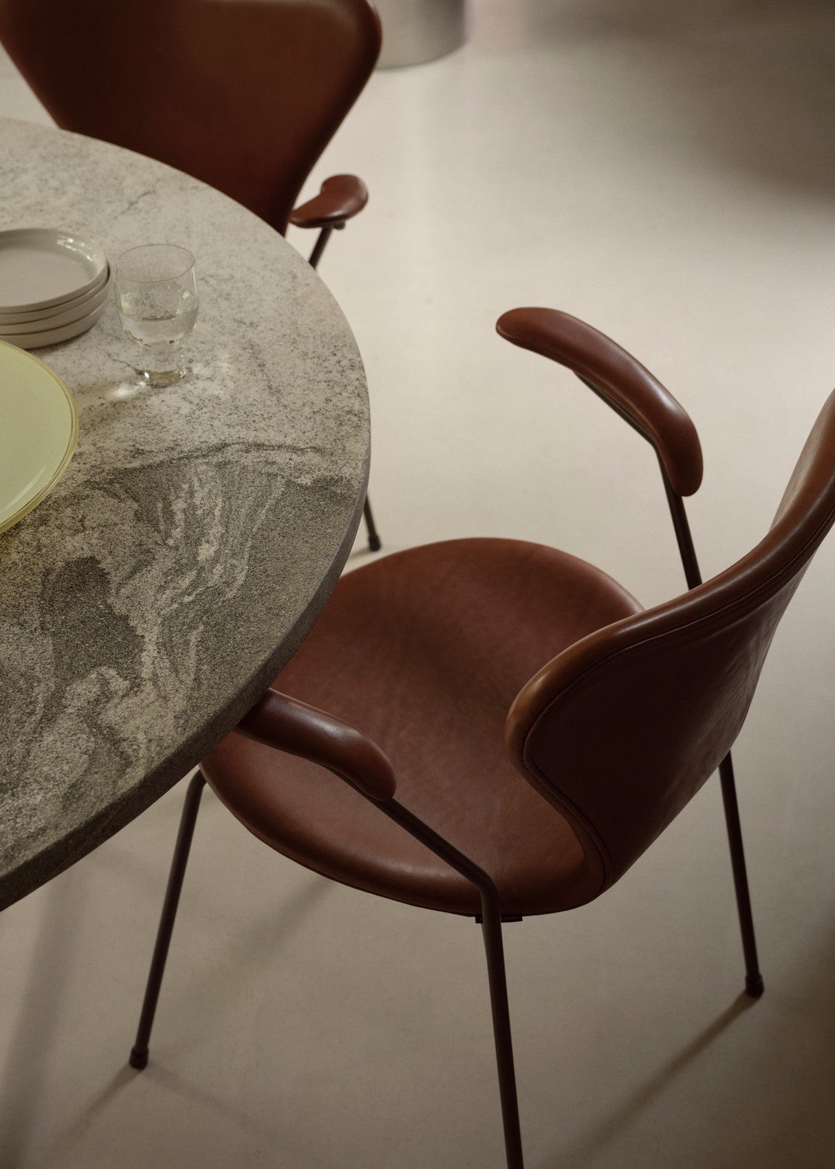 3207 stol m/armlæn, fuldpolstret Soft læder cognac/krom stel af Arne Jacobsen - 2 - Jacobsen Plus