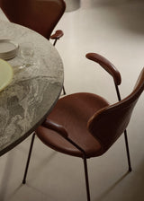 3207 stol m/armlæn, fuldpolstret Soft læder cognac/krom stel af Arne Jacobsen - 2 - Jacobsen Plus