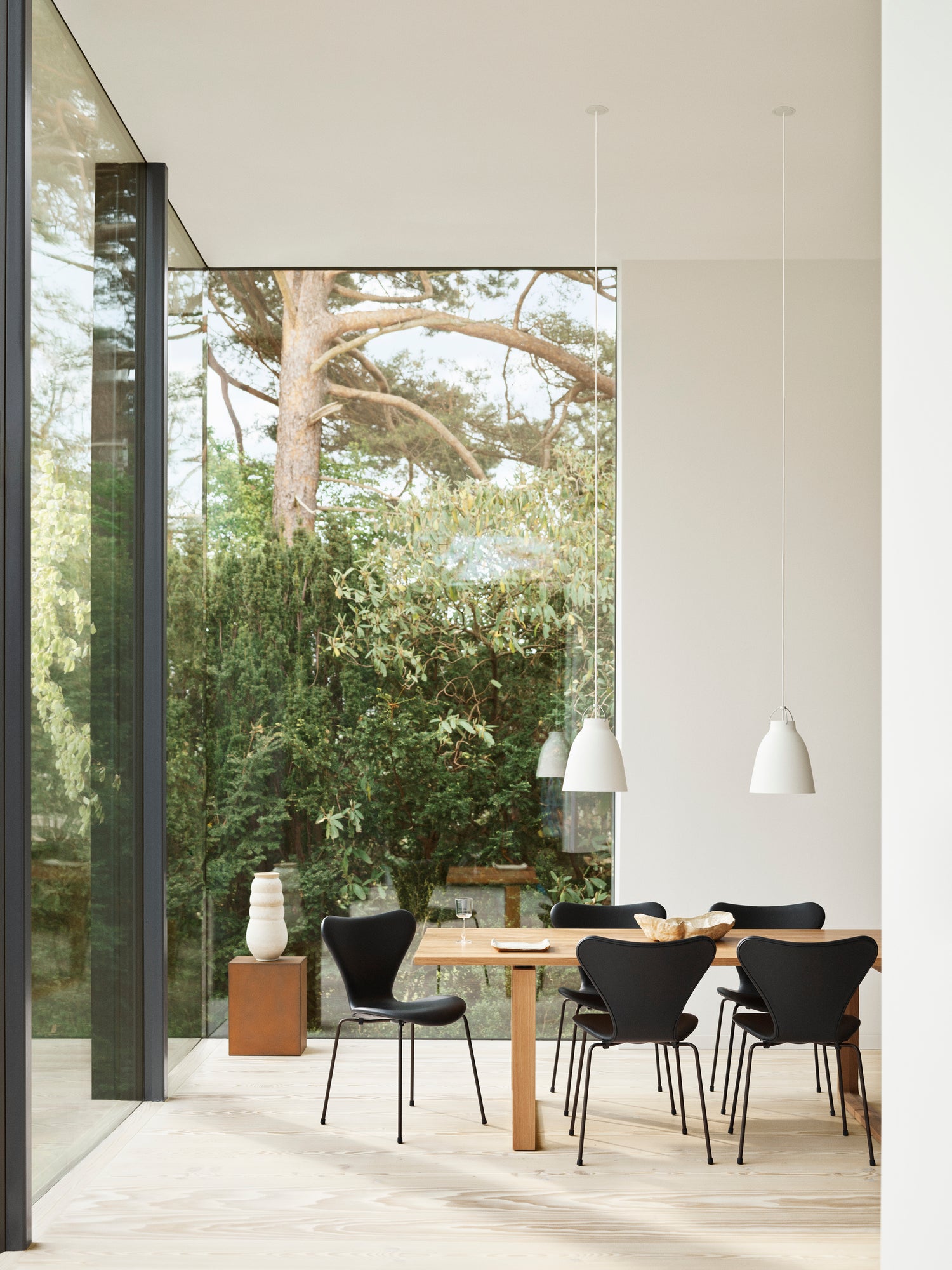 3107 stol, fuldpolstret Essential læder sort/sort stel af Arne Jacobsen