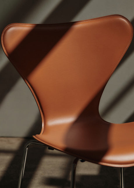 3107 Serie 7 stol, Tailored af Arne Jacobsen - 1 - Jacobsen Plus