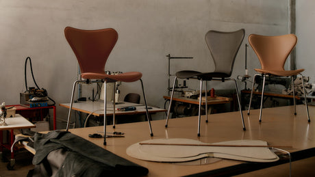 3107 Serie 7 stol, Tailored af Arne Jacobsen - Saddle Brown - Jacobsen Plus