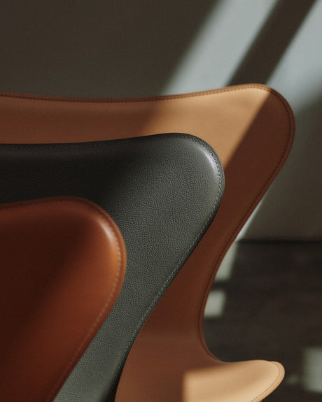 3107 Serie 7 stol, Tailored af Arne Jacobsen - Saddle Brown - Jacobsen Plus