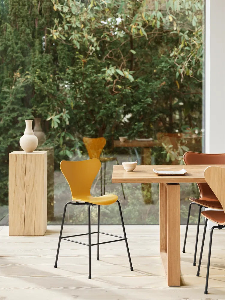 3177 Junior Højstol, farvet ask af Arne Jacobsen