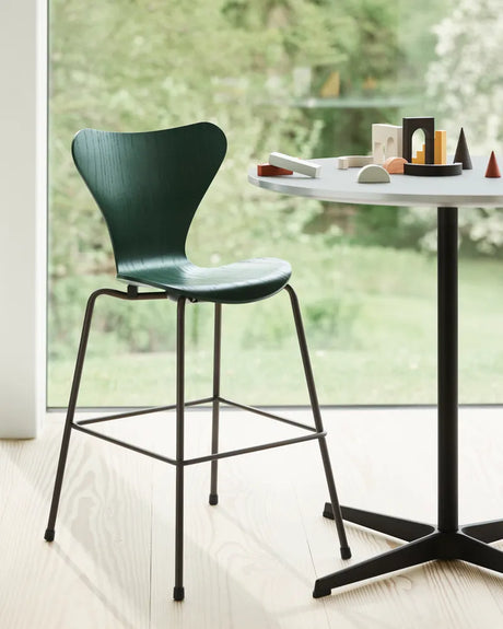3177 Junior Højstol, farvet ask af Arne Jacobsen - Evergreen - Jacobsen Plus