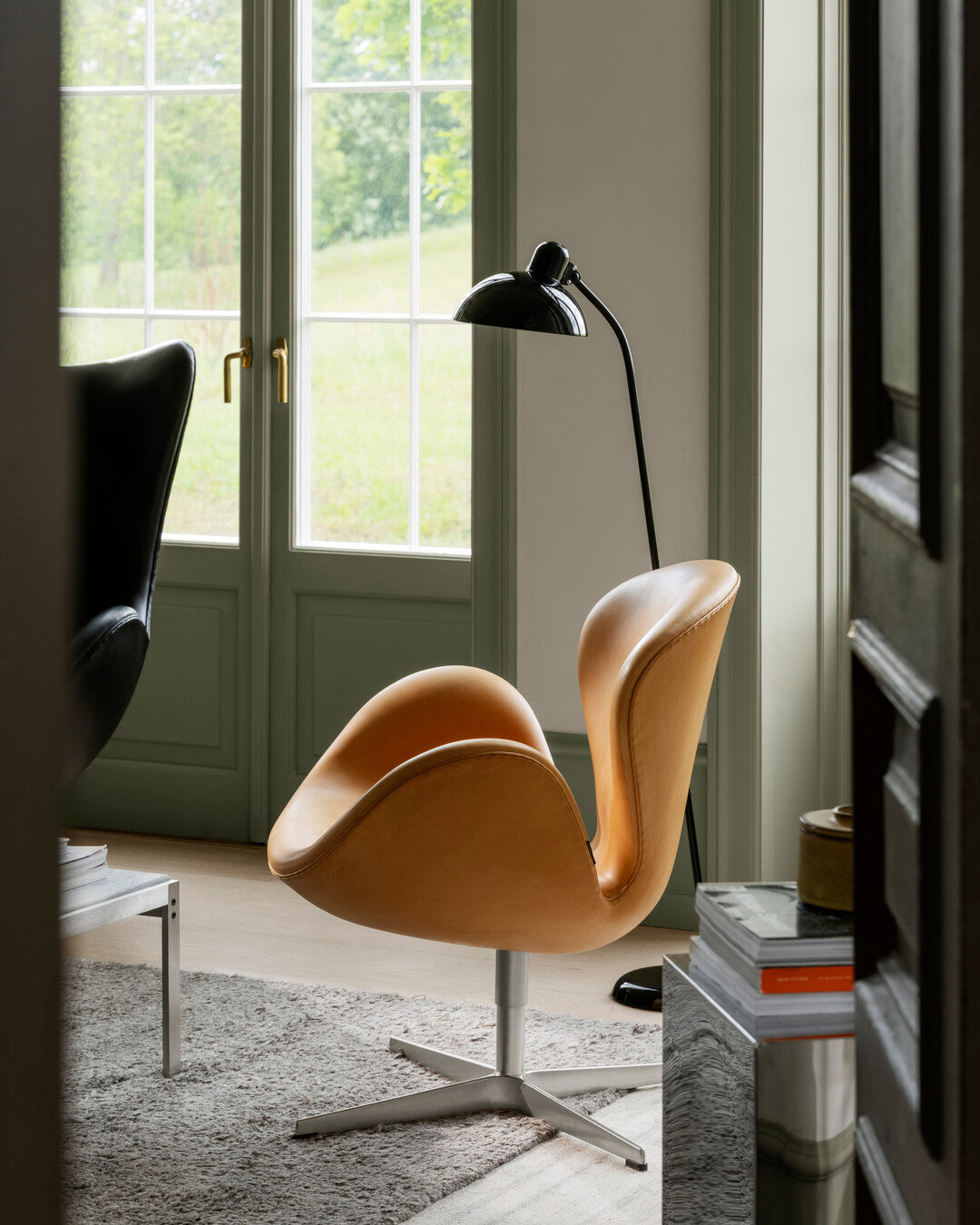 3320 Svanen i læder af Arne Jacobsen