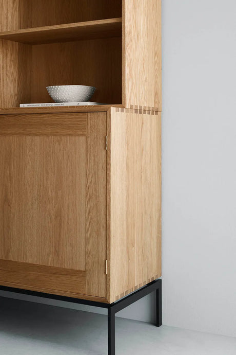 FK63 Kabinet med ben fra Carl Hansen & Søn - Dybde: 36 cm / Eg olie - Jacobsen Plus