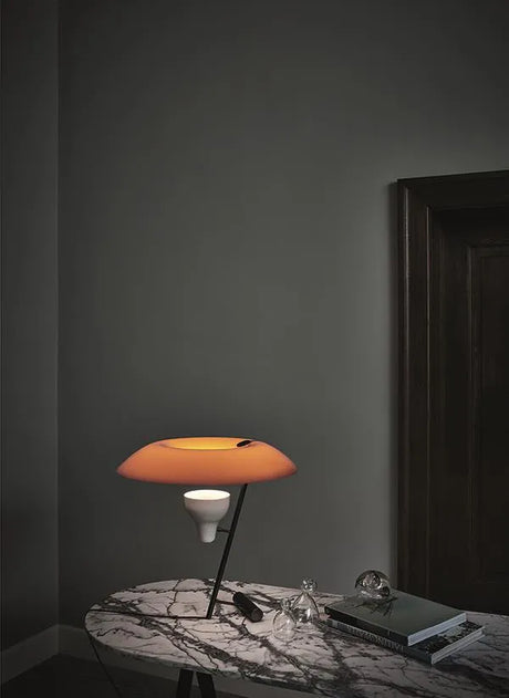 Model 548 Bordlampe fra Astep - Sortlakeret med orange skærm - Jacobsen Plus