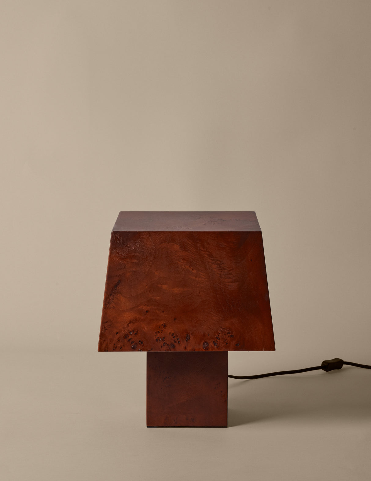 Burl table lampe i Dark Stained Burl fra Ferm Living - 3 - Jacobsen Plus