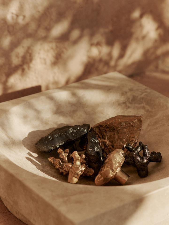 Hew low centrepiece, travertin fra Ferm Living