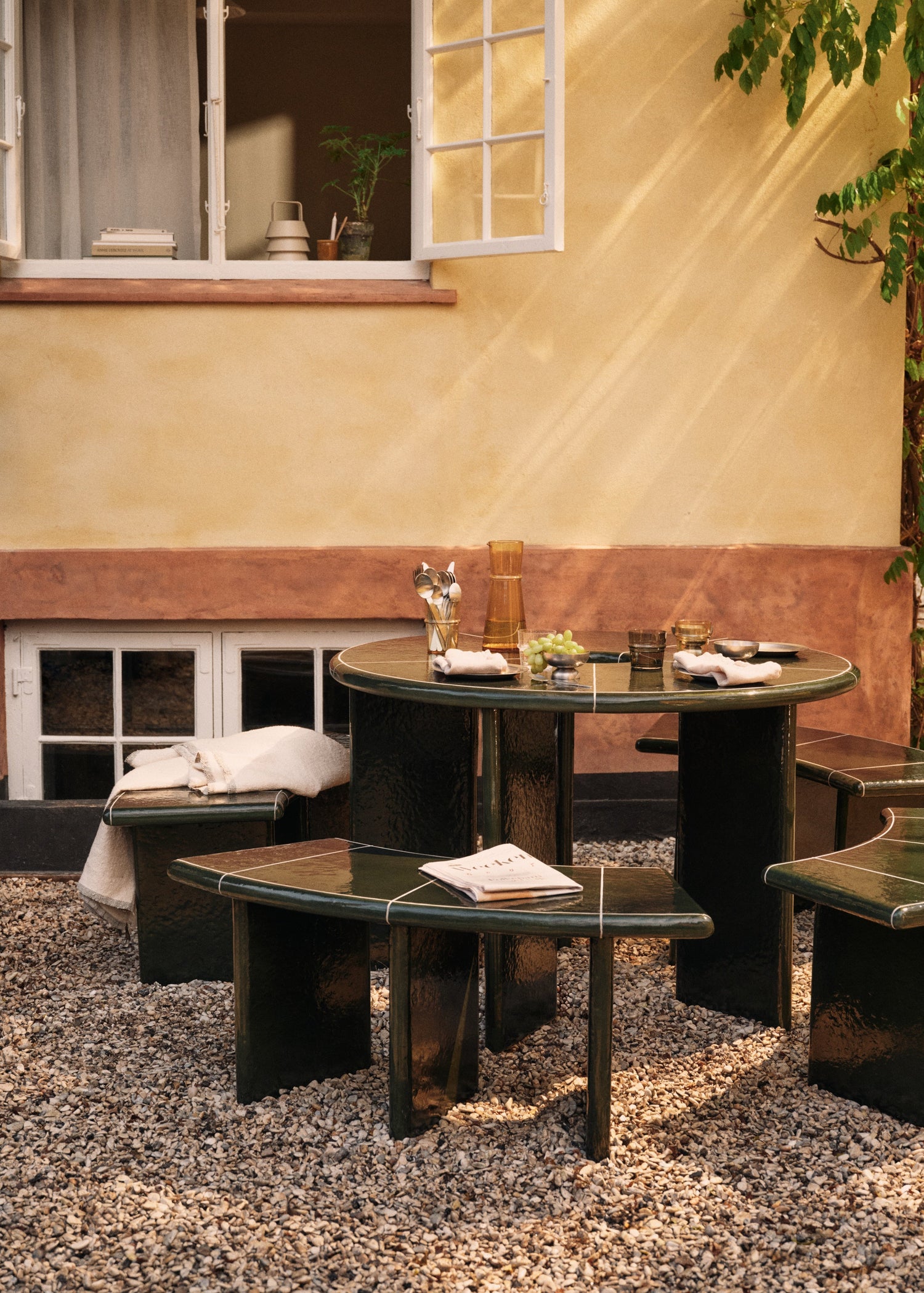 Deya Curved Bench fra Ferm Living