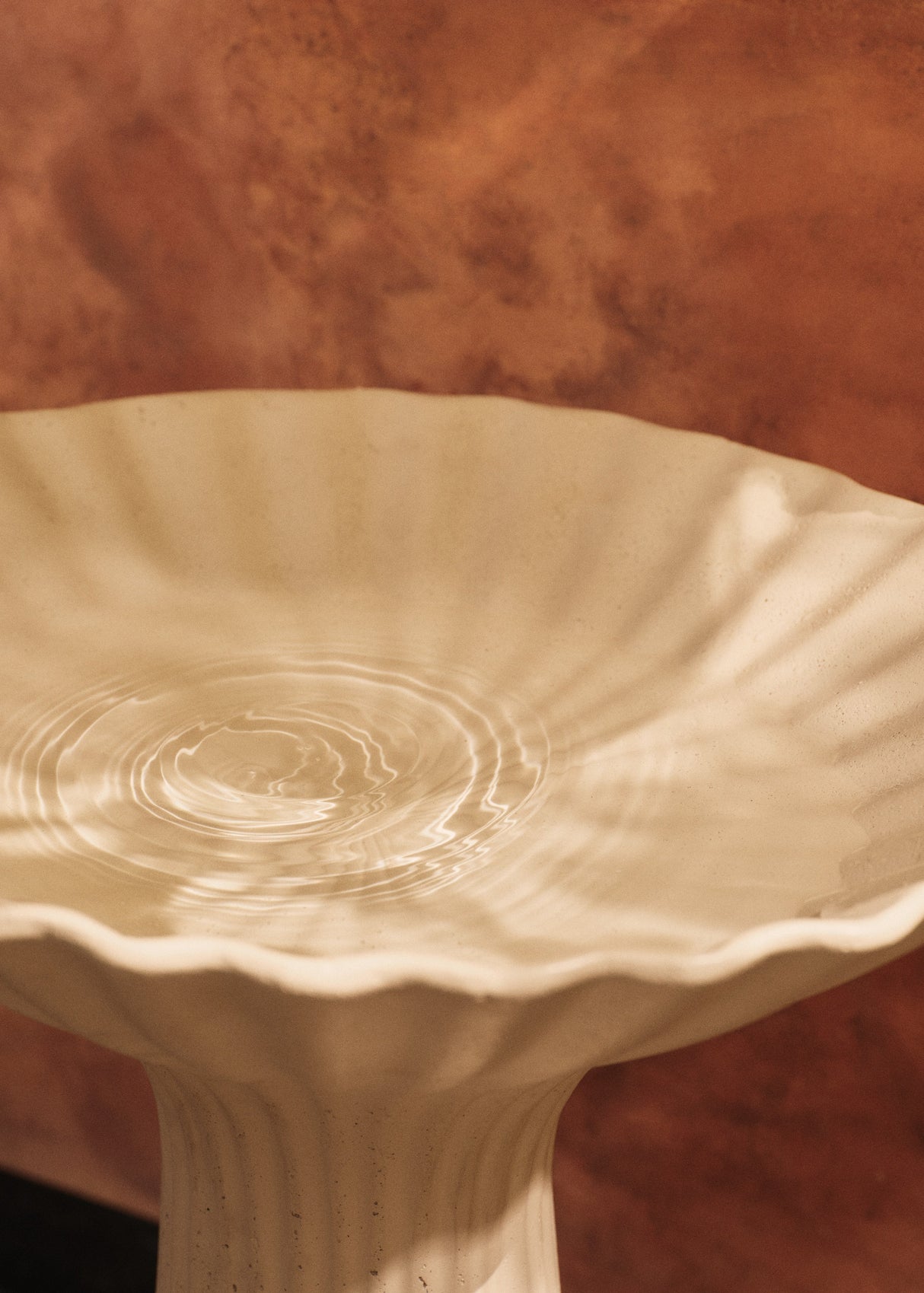 Fountain Pedestal Bowl, Ivory fra Ferm Living - 2 - Jacobsen Plus