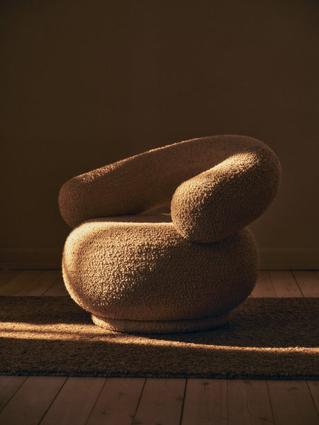 Orbo Lounge Chair fra Ferm Living - Raw Bouclé - Tan - Jacobsen Plus