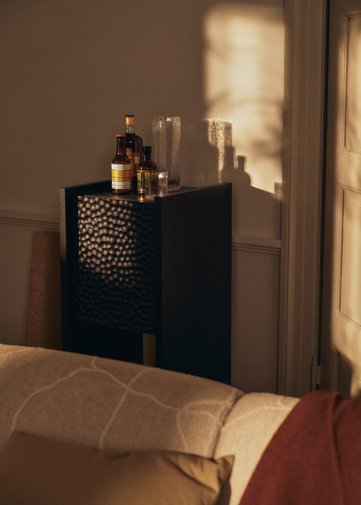 Scarni Pedestal Cabinet, Dark Stained Ash fra Ferm Living - 2 - Jacobsen Plus