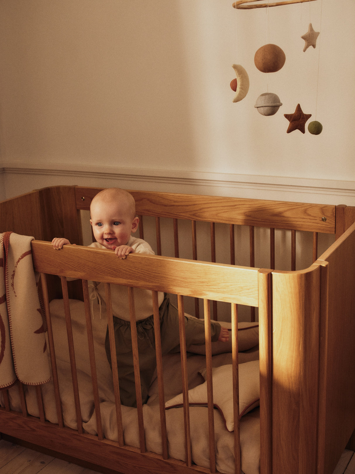 Tilu Baby Cot tremmeseng, olieret eg fra Ferm Living - 2 - Jacobsen Plus