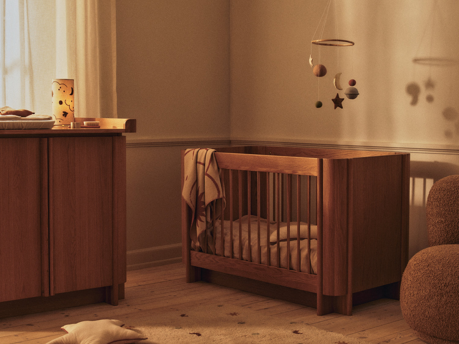 Tilu Baby Cot tremmeseng, olieret eg fra Ferm Living