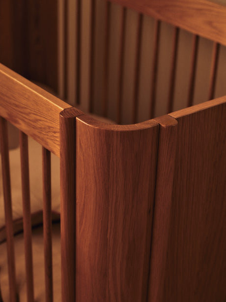 Tilu Baby Cot tremmeseng, olieret eg fra Ferm Living - 3 - Jacobsen Plus