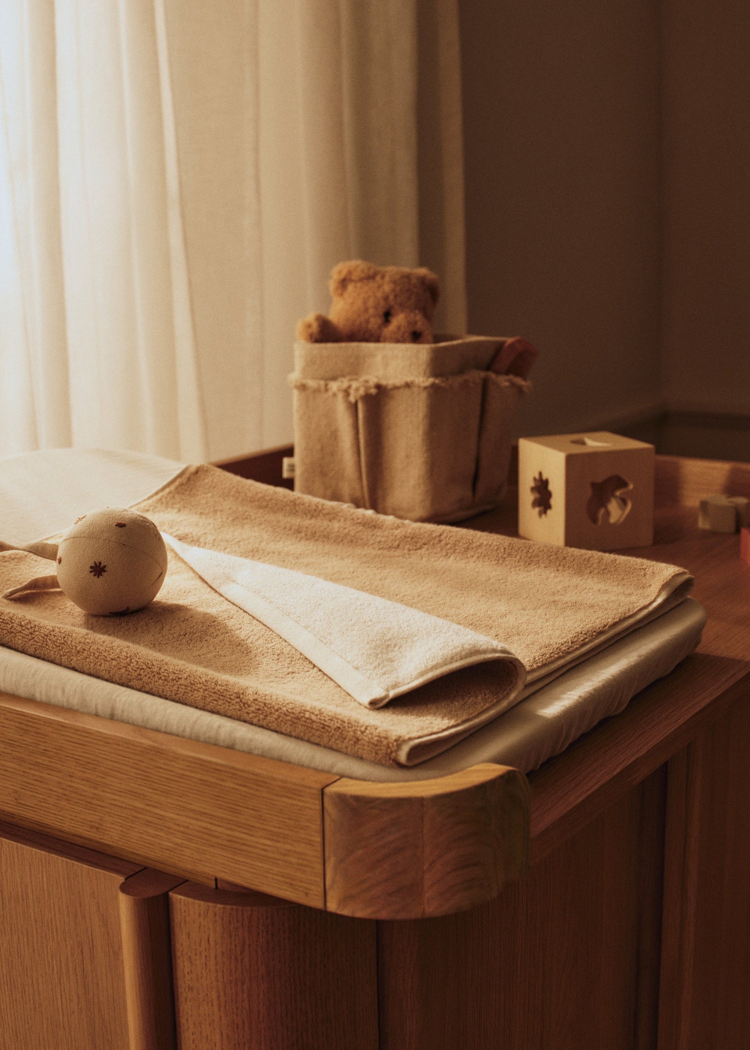 Puslebord til Tilu kommode, lakeret eg fra Ferm Living