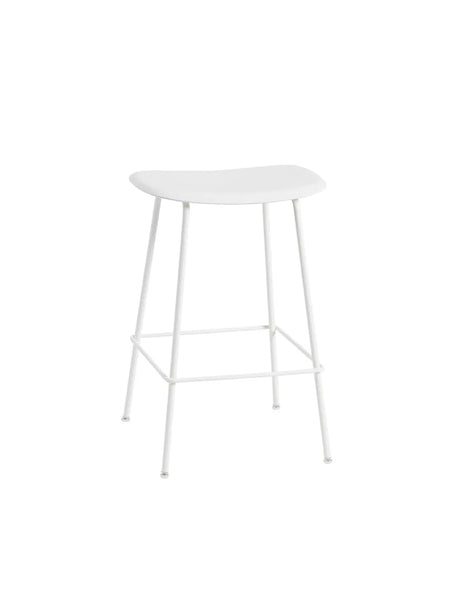 Fiber Counter stool fra Muuto - Lille / Natural white- White base - Jacobsen Plus