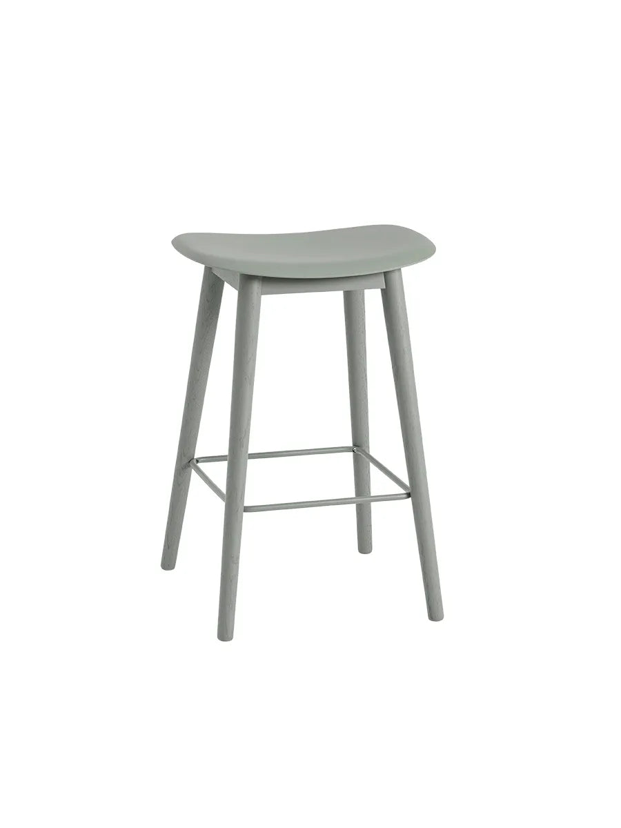 Fiber Bar Stool Wood fra Muuto - Lille / Dusty green- dusty green base - Jacobsen Plus