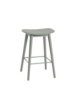 Fiber Bar Stool Wood fra Muuto - Lille / Dusty green- dusty green base - Jacobsen Plus