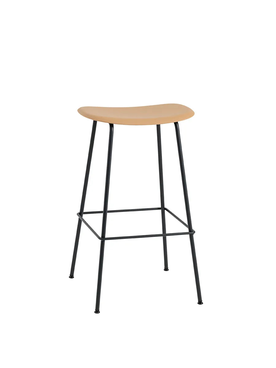 Fiber Counter stool fra Muuto - Stor / Ochre- black base - Jacobsen Plus
