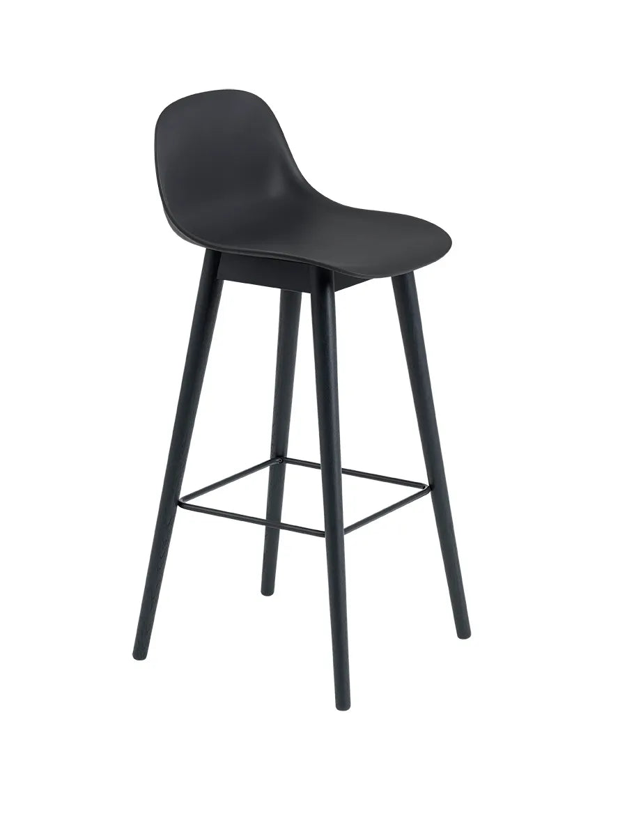 Fiber Bar Stool Wood w. back fra Muuto - Stor / Black- black - Jacobsen Plus