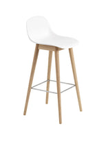 Fiber Bar Stool Wood w. back fra Muuto - Stor / Natural white- oak base - Jacobsen Plus