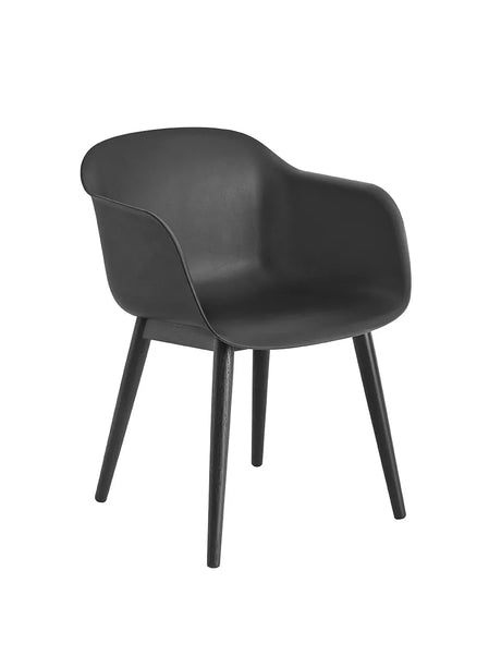 Fiber Armchair, wood fra Muuto - Black- black base - Jacobsen Plus