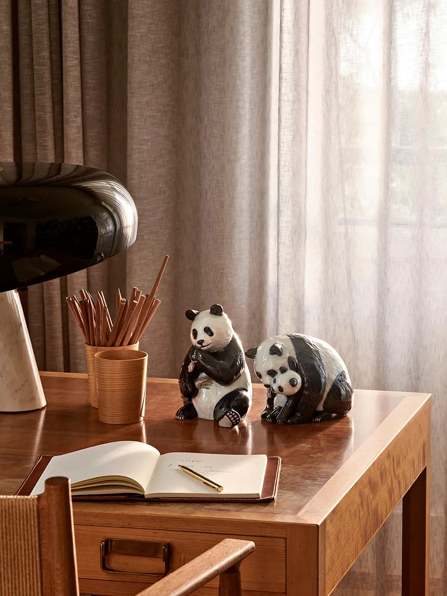 Royal Copenhagen Figurine Panda, spisende 18 cm | Se Den Her