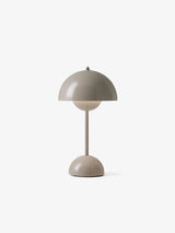 Flowerpot Portable VP9 Bordlampe af Verner Panton - Grey beige - Jacobsen Plus