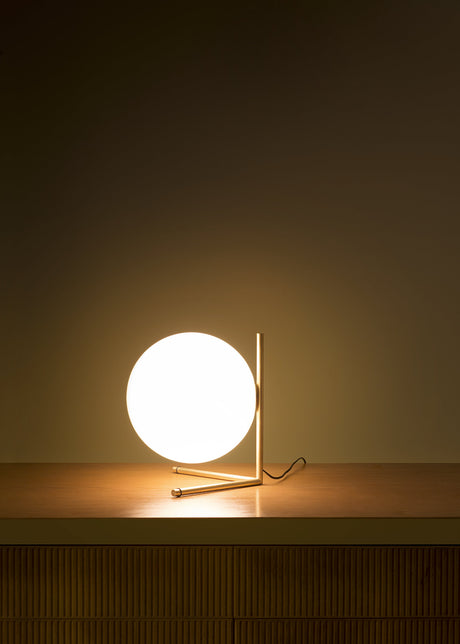 IC T2 bordlampe fra Flos - Messing - Jacobsen Plus