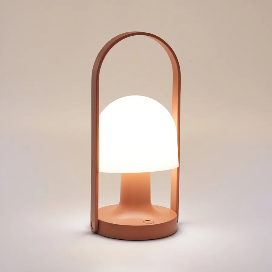 Follow Me terracotta bordlampe fra Marset