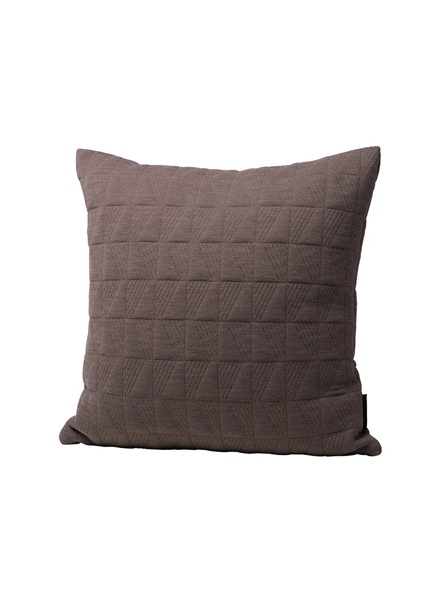 Trapez Pude 50x50 i earth brown af Arne Jacobsen - 1 - Jacobsen Plus