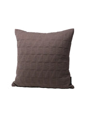 Trapez Pude 50x50 i earth brown af Arne Jacobsen