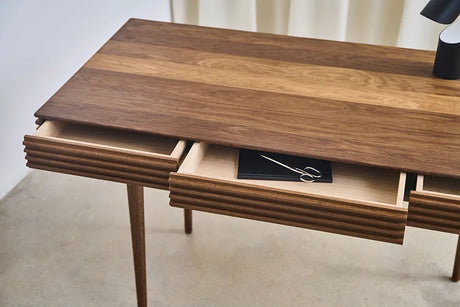 Groove Desk fra DK3 - Eg - Jacobsen Plus