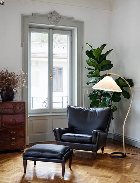 V11 Lounge Chair, smooth leather coffee fra GUBI - 2 - Jacobsen Plus