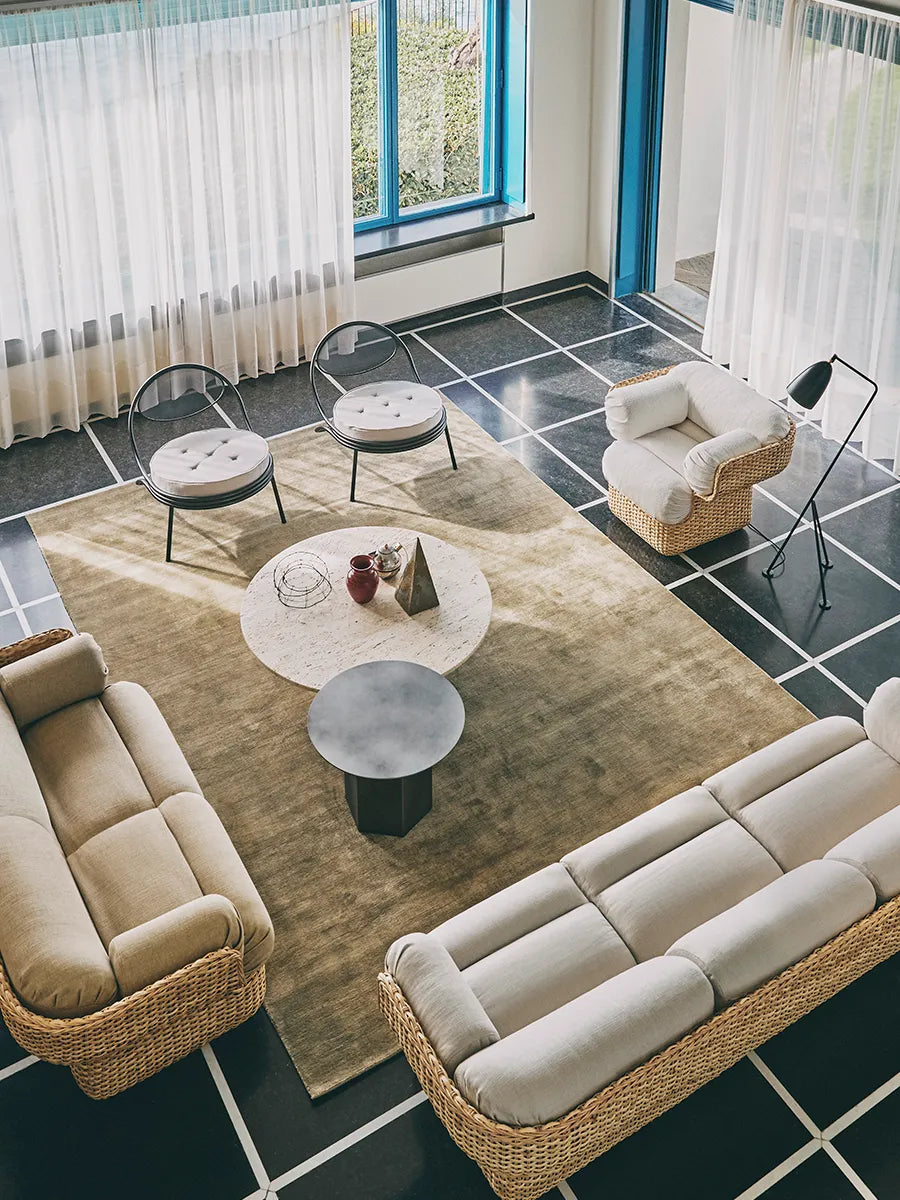 Copacabana Lounge Chair, black semi matt fra GUBI