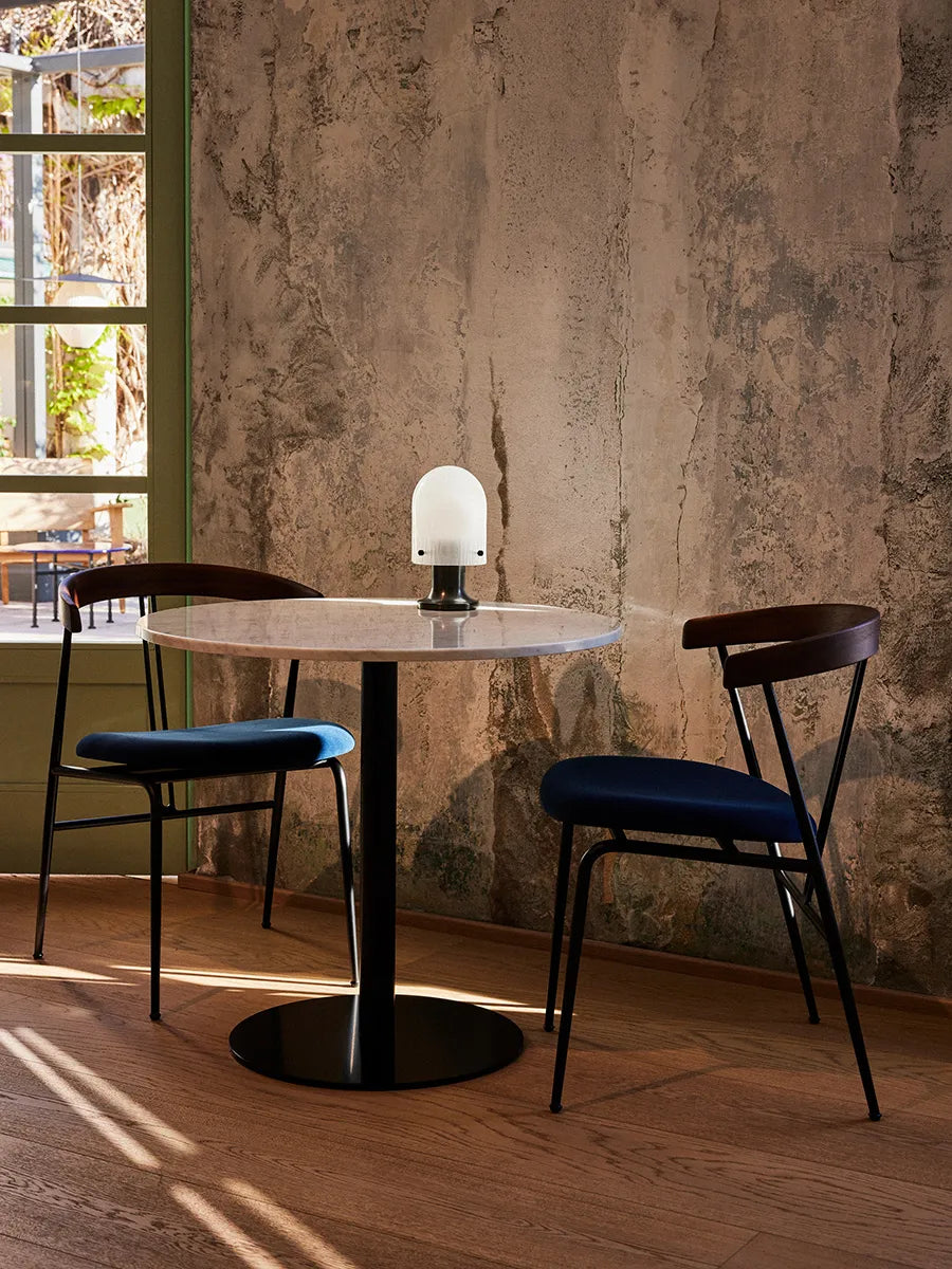 Violin Dining Chair, american walnut fra GUBI