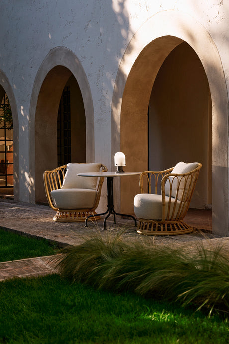 Grace Outdoor Lounge Chair fra GUBI - Alabaster White - Jacobsen Plus
